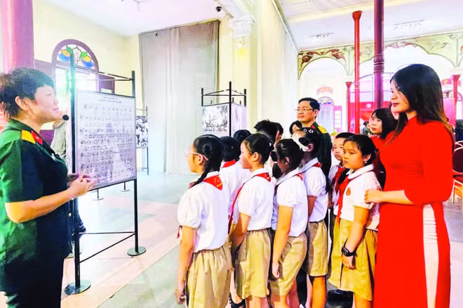 Thế hệ trẻ phường Hoàn Kiếm tìm hiểu về lịch sử hào hùng của lực lượng vũ trang Thủ đô tại triển lãm.