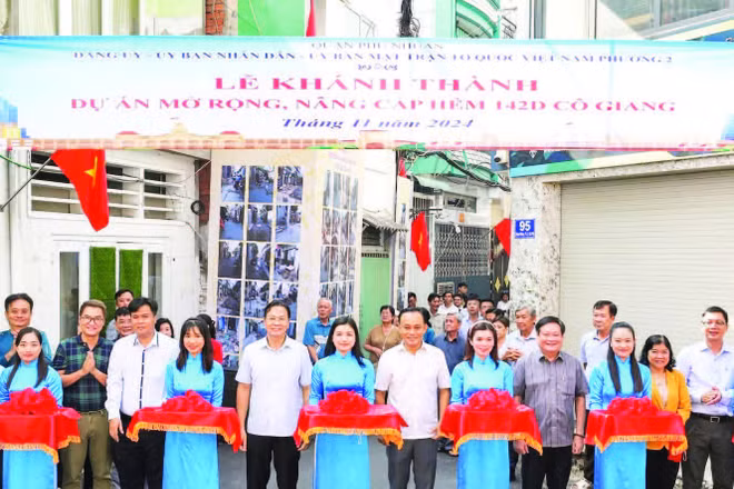 Khánh thành một tuyến hẻm sau chỉnh trang từ phong trào vận động nhân dân hiến đất năm 2024 tại phường Cầu Kiệu.