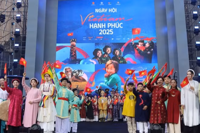 Tái hiện trang phục Việt qua các thời kỳ tại Ngày hội Việt Nam hạnh phúc 2025. 