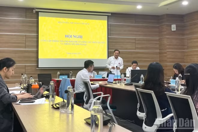 Cục trưởng Cục Văn hóa các dân tộc Việt Nam Trịnh Ngọc Chung thông tin về Chương trình quảng bá, giới thiệu văn hóa Việt Nam đến bạn bè quốc tế. 