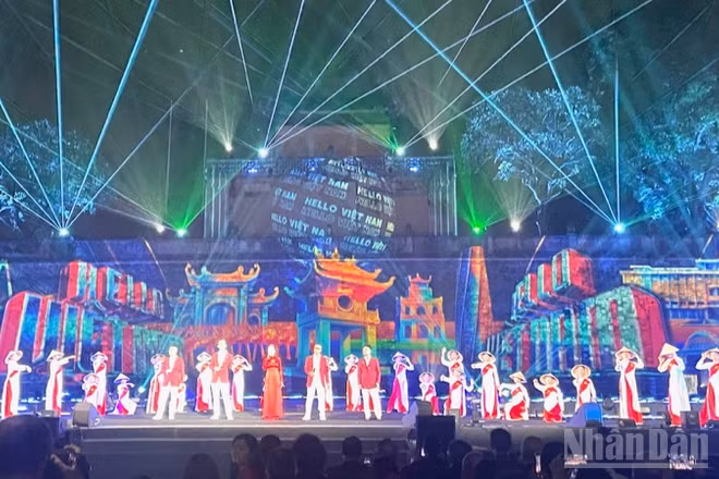 Chương trình nghệ thuật bế mạc Lễ hội Văn hóa thế giới tại Hà Nội lần thứ nhất. 