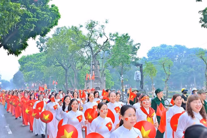 Một sự kiện diễu hành đường phố “Tôn vinh Áo dài Việt” tại Hà Nội do Trung tâm Triển lãm Văn hóa Nghệ thuật Việt Nam (Bộ Văn hóa, Thể thao và Du lịch) tổ chức.