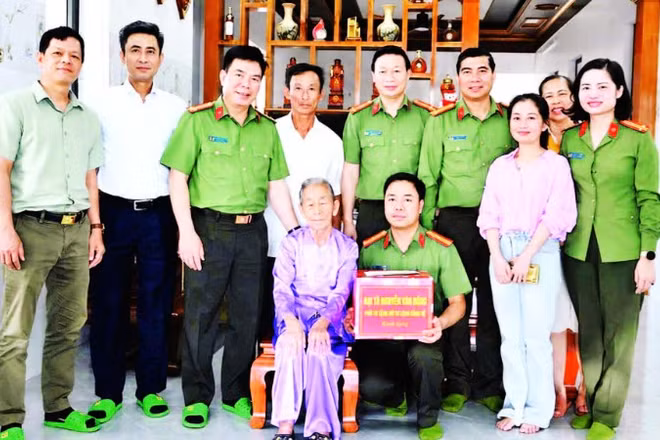 Bộ Tư lệnh Cảnh vệ cùng chính quyền địa phương thăm tặng quà Mẹ Việt Nam Anh hùng Trần Thị Liền, sinh năm 1930 ở thôn Nam Sơn, xã Bến Hải.