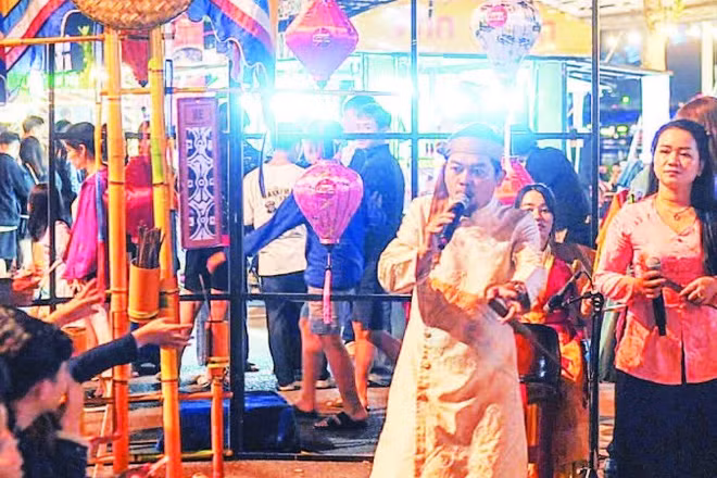 Nghệ nhân biểu diễn hô hát bài chòi tại Phố đi bộ Bạch Đằng (thành phố Đà Nẵng).