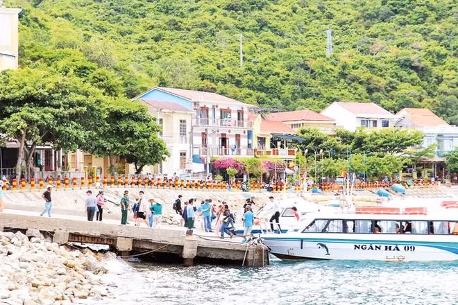 Vào mùa cao điểm trung bình một ngày có hơn 2.000 lượt khách ra vào tham quan đảo Cù Lao Chàm.