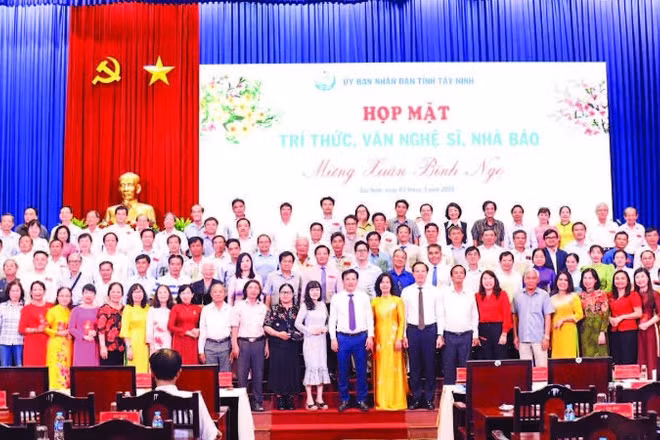 Ủy ban nhân dân tỉnh Tây Ninh gặp mặt trí thức, văn nghệ sĩ, nhà báo trên địa bàn dịp xuân Bính Ngọ 2026.