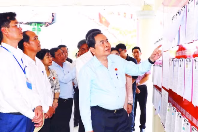 Chủ tịch Quốc hội Trần Thanh Mẫn kiểm tra công tác chuẩn bị bầu cử tại phường Tân Triều, tỉnh Đồng Nai.