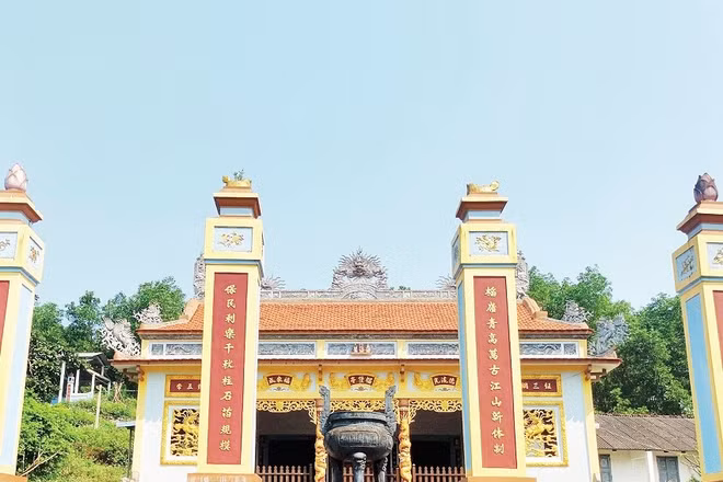 Đình làng Lựu Bảo đầy trang nghiêm.