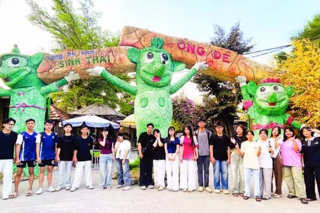 Làng du lịch sinh thái Ông Đề trên tuyến lộ Vòng Cung thu hút đông các bạn trẻ đến trải nghiệm.