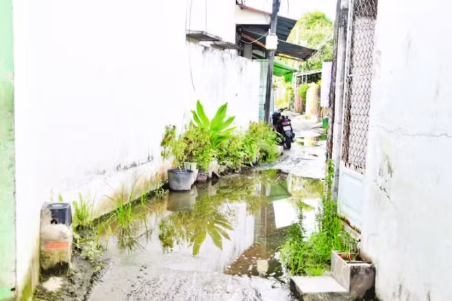 Một đoạn trong khu vực công trình bị ngập, gây bức xúc cho người dân.