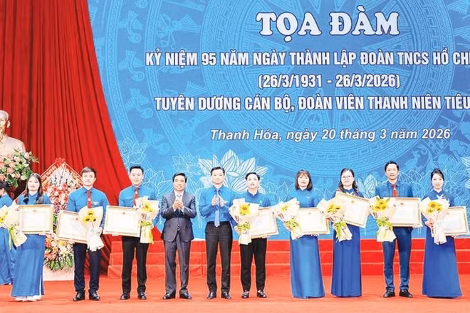 Đồng chí Hoàng Lường Tùng (thứ 5, từ phải qua) tại lễ tuyên dương cán bộ Đoàn tiêu biểu.