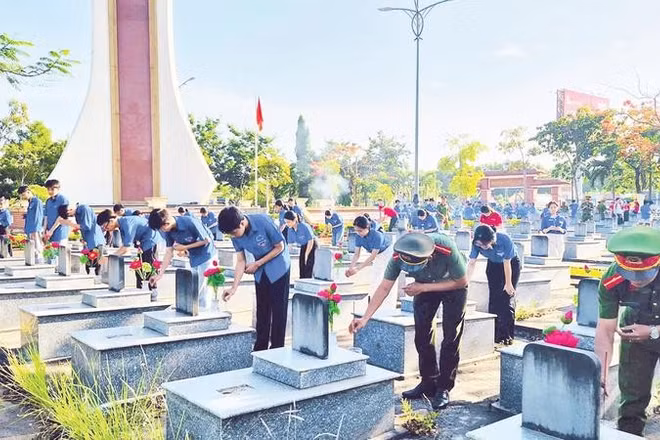 Tuổi trẻ Quảng Ngãi dâng hương tưởng nhớ công lao to lớn của các Anh hùng liệt sĩ.