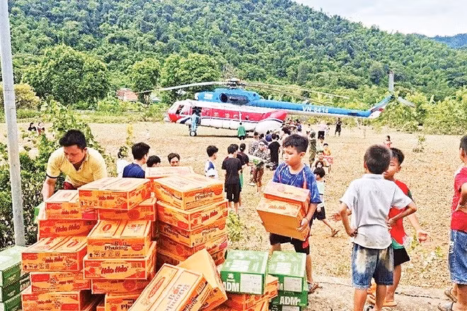 Hàng chục tấn hàng hóa cứu trợ được trực thăng vận chuyển đến bà con vùng lũ tây Nghệ An.