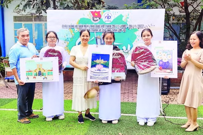 Cuộc thi vẽ của học sinh khối 10, Trường trung học phổ thông Nguyễn Du, Thành phố Hồ Chí Minh với chủ đề “Sắc màu” nhân Ngày Nhà giáo Việt Nam (Ảnh KHÁNH TRÌNH)
