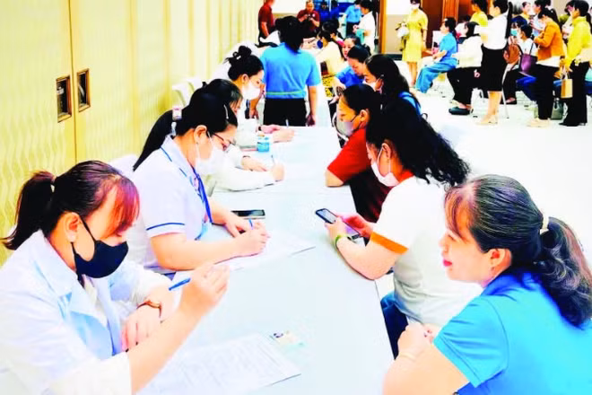 Tư vấn, chăm sóc và khám sức khỏe cho nữ đoàn viên, công nhân, viên chức, người lao động trên địa bàn Thành phố Hồ Chí Minh sáng 17/4.