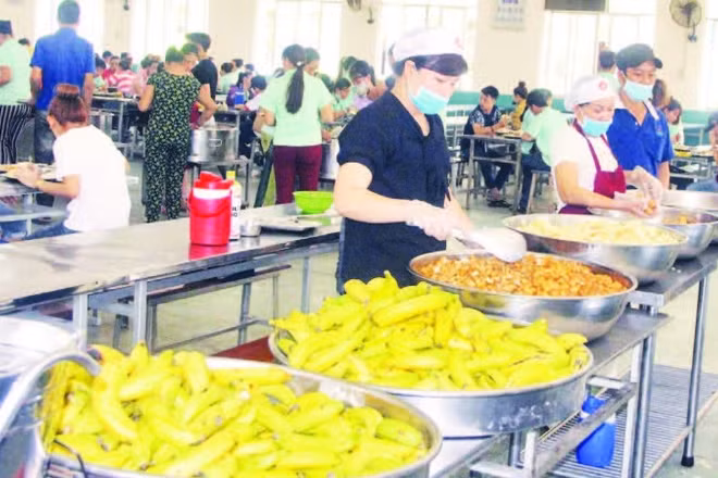 Bữa ăn công nhân tại một doanh nghiệp trên địa bàn Thành phố Hồ Chí Minh.