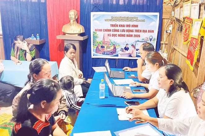 Cán bộ, viên chức Tổ hành chính công lưu động xã Dục Nông hướng dẫn người dân thực hiện các thủ tục hành chính.