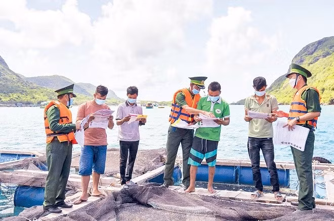 Tuổi trẻ Bộ đội Biên phòng thành phố tham gia tuyên truyền cho ngư dân về khai thác thủy sản hợp pháp. (Ảnh BP)