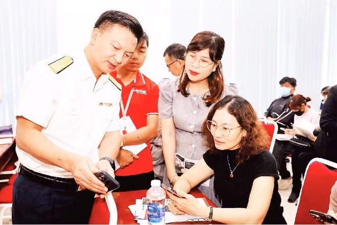 Lãnh đạo Thuế Thành phố Hồ Chí Minh hướng dẫn người nộp thuế các ứng dụng thuế.