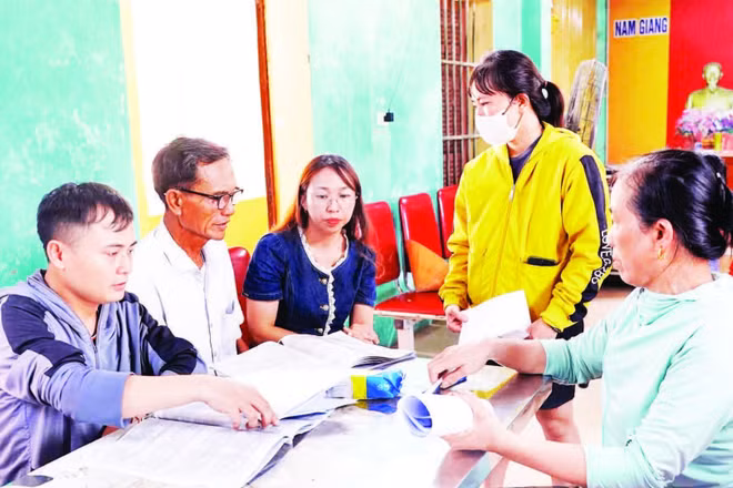 Cán bộ địa phương xuống khối, xóm, bản hướng dẫn kê khai, hoàn thiện hồ sơ đất đai.