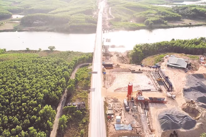 Tuyến cao tốc bắc-nam phía đông đoạn Cam Lộ-La Sơn, nối tỉnh Quảng Trị với thành phố Huế, có tổng chiều dài gần 99 km. 