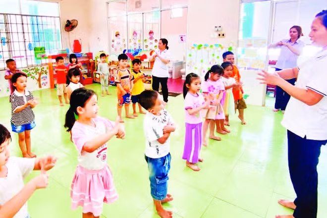 Nhân viên y tế hướng dẫn trẻ mầm non thực hiện 6 bước vệ sinh tay phòng, chống bệnh tay chân miệng. (Nguồn Sở Y tế Thành phố Hồ Chí Minh)