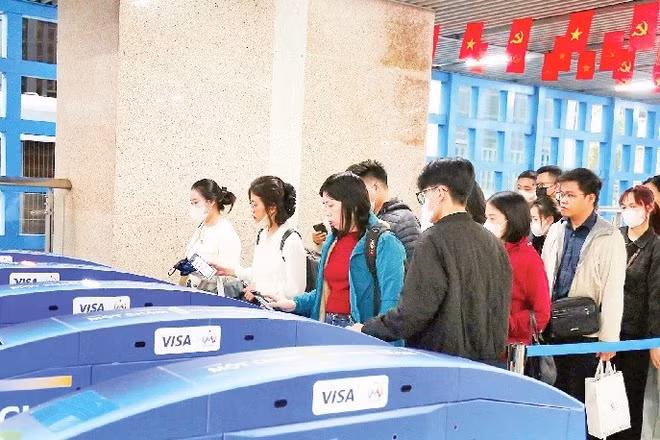 Người dân trải nghiệm hệ thống soát vé tự động, ứng dụng giải pháp sinh trắc học và thanh toán không dùng tiền mặt trên tuyến tàu điện Cát Linh-Hà Đông.