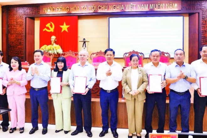 Tỉnh ủy Đắk Lắk trao quyết định thành lập 5 tổ công tác (Ảnh CÔNG LÝ)