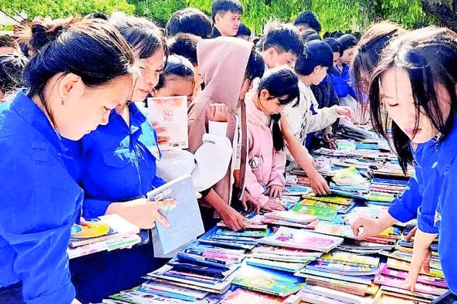 Thư viện tỉnh Đắk Lắk đưa sách về các trường học phục vụ nhu cầu đọc sách của học sinh.