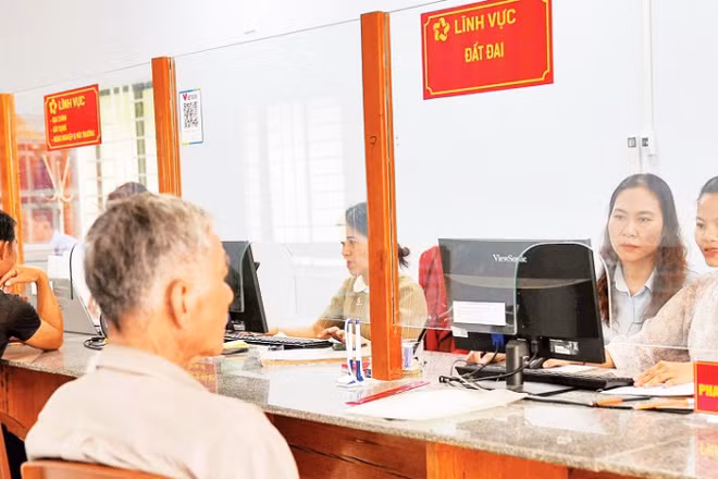 Chị Phan Thị Ái Vân (thứ hai từ phải sang) được biệt phái về xã Sơn Cẩm Hà hỗ trợ địa phương tiếp nhận, giải quyết hồ sơ lĩnh vực đất đai cho người dân.