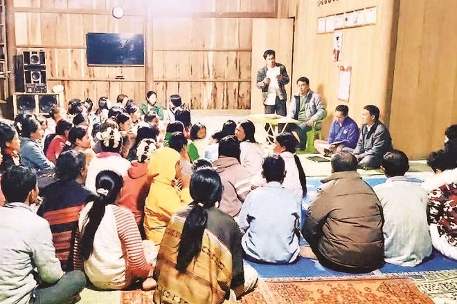 Các thầy cô giáo Trường Phổ thông nội trú tiểu học và trung học cơ sở Hùng Sơn tăng cường vận động, tuyển sinh, đưa học sinh vào trường nội trú.