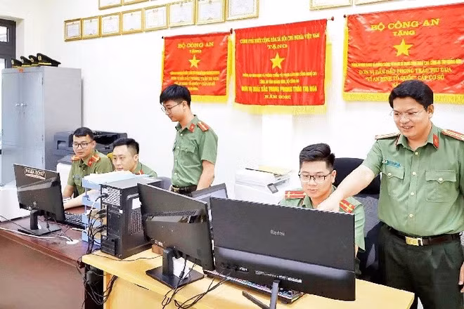 Cán bộ, chiến sĩ Phòng An ninh mạng và phòng, chống tội phạm sử dụng công nghệ cao Công an tỉnh Quảng Trị thực hiện các biện pháp nghiệp vụ trên không gian mạng.