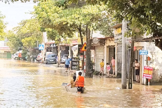 Nhiều khu vực ở phường Tây Mỗ bị ngập sâu, kéo dài sau đợt mưa lớn ngày 7-8/10/2025.