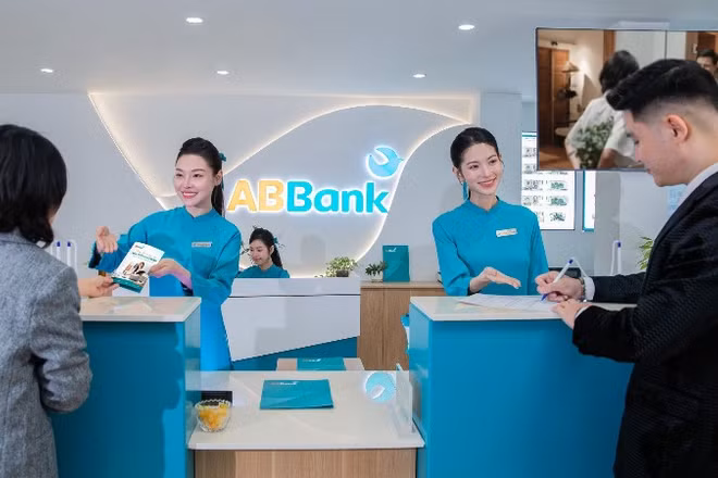 Khách hàng giao dịch tại chi nhánh ngân hàng ABBank.