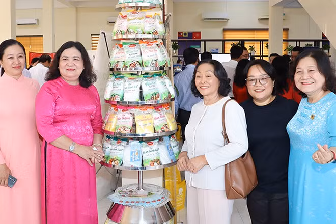 Lãnh đạo tỉnh Vĩnh Long tại "Không gian thương hiệu và công nghệ".