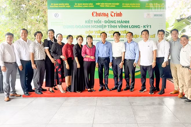 Lãnh đạo tỉnh chụp ảnh lưu niệm với doanh nghiệp. 