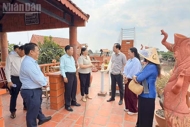 Lãnh đạo tỉnh Vĩnh Long cùng đoàn khảo sát. 
