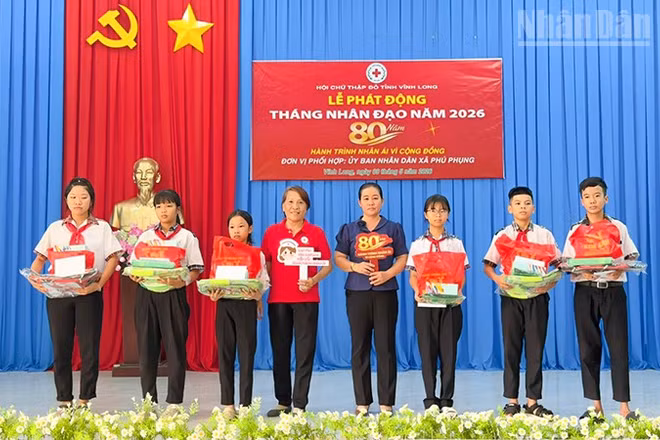Trao quà và học bổng cho học sinh học giỏi. 