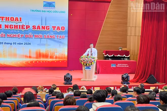 Lãnh đạo Sở Khoa học và Công nghệ phát biểu tại buổi đối thoại. 