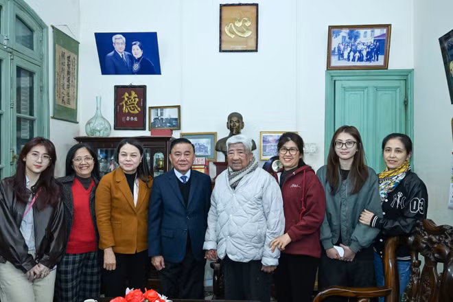 Thường trực Ban Bí thư Trần Cẩm Tú thăm hỏi, chúc Tết đồng chí Phạm Thế Duyệt và gia đình. (Ảnh: DUY LINH)