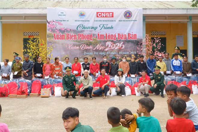 Đồn Biên phòng Ba Nang phối hợp các nhà hảo tâm trao quà cho người dân xã Đakrông.