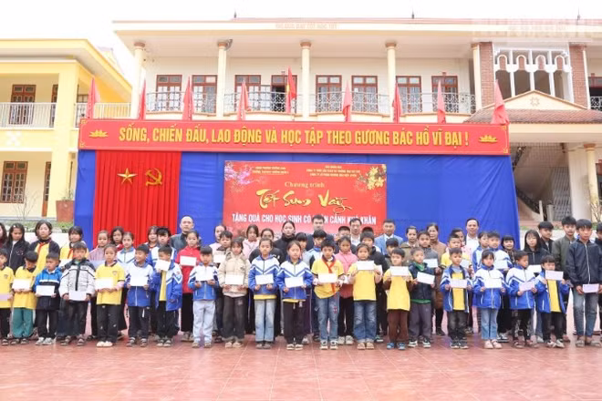 Đại diện các đơn vị trao tặng quà Tết cho 62 em học sinh có hoàn cảnh khó khăn tại Trường tiểu học và trung học cơ sở Chiềng Ngần A. (ẢNH: PHAN THẢO)