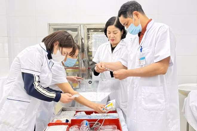 Cán bộ y tế Trạm Y tế xã Quang Minh (Hà Nội) kiểm tra trang thiết bị, thuốc, hóa chất phục vụ công tác khám, chữa bệnh; phòng, chống dịch bệnh trên địa bàn dịp Tết Nguyên đán Bính Ngọ.