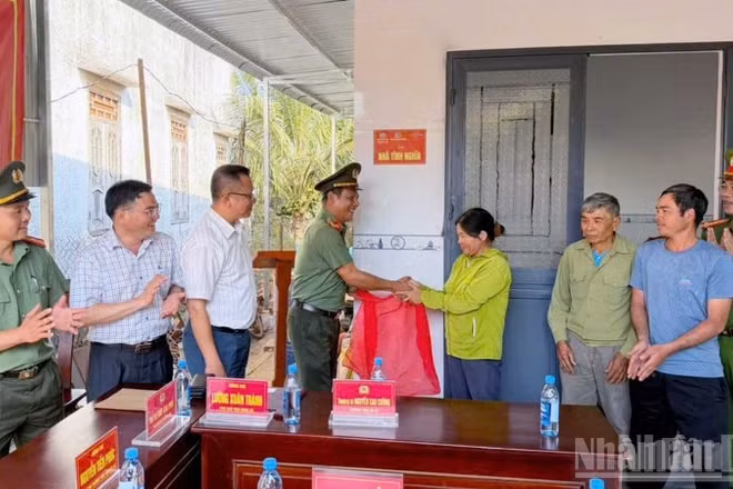 Lãnh đạo Công an tỉnh Lâm Đồng và địa phương thực hiện nghi thức bàn giao nhà ở cho các gia đình tại xã Thuận An.
