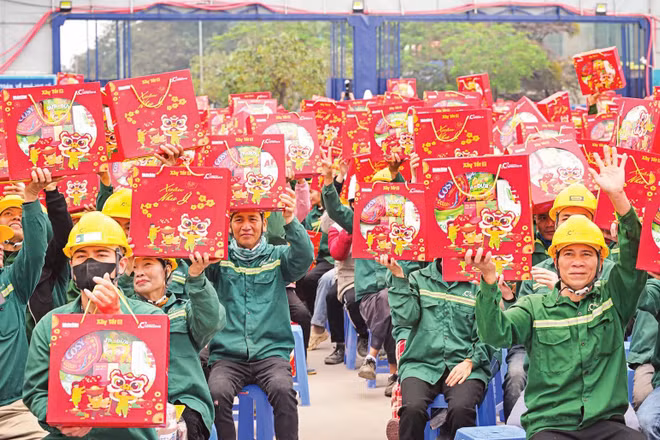 Công nhân tại công trường dự án Nhà hát Ngọc Trai (Hà Nội) nhận những phần quà Tết từ Ban tổ chức chương trình “Xây Tết 2026” do Báo Nhân Dân phối hợp cùng Công ty cổ phần Xây dựng Coteccons tổ chức. (Ảnh: BẢO LONG)