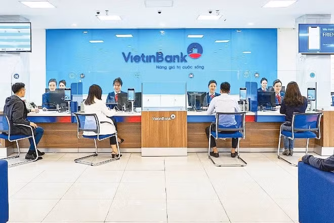 Khách hàng giao dịch tại chi nhánh Ngân hàng VietinBank.