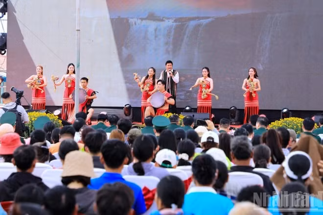 Biểu diễn nhiều tiết mục nghệ đặc sắc phục vụ nhân dân tại Chương trình "Tết Quân-Dân" năm 2026 ở Lâm Đồng.