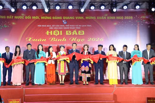 Các đại biểu cắt băng khai mạc Hội Báo Xuân Bính Ngọ 2026. 