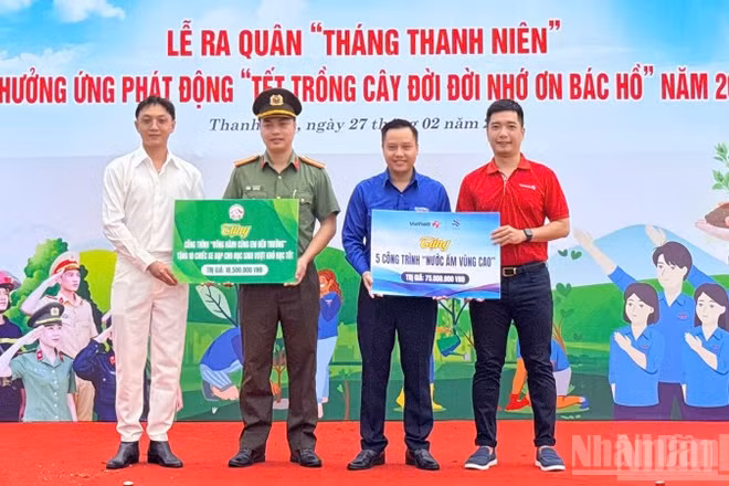 Trao tặng các công trình thanh niên.