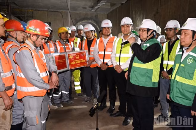 Thủ tướng Chính phủ Phạm Minh Chính tặng quà, động viên, chúc Tết các đơn vị đang thi công tại Dự án tuyến đường sắt đô thị thí điểm đoạn Nhổn-Ga Hà Nội. (Ảnh: Trần Hải)